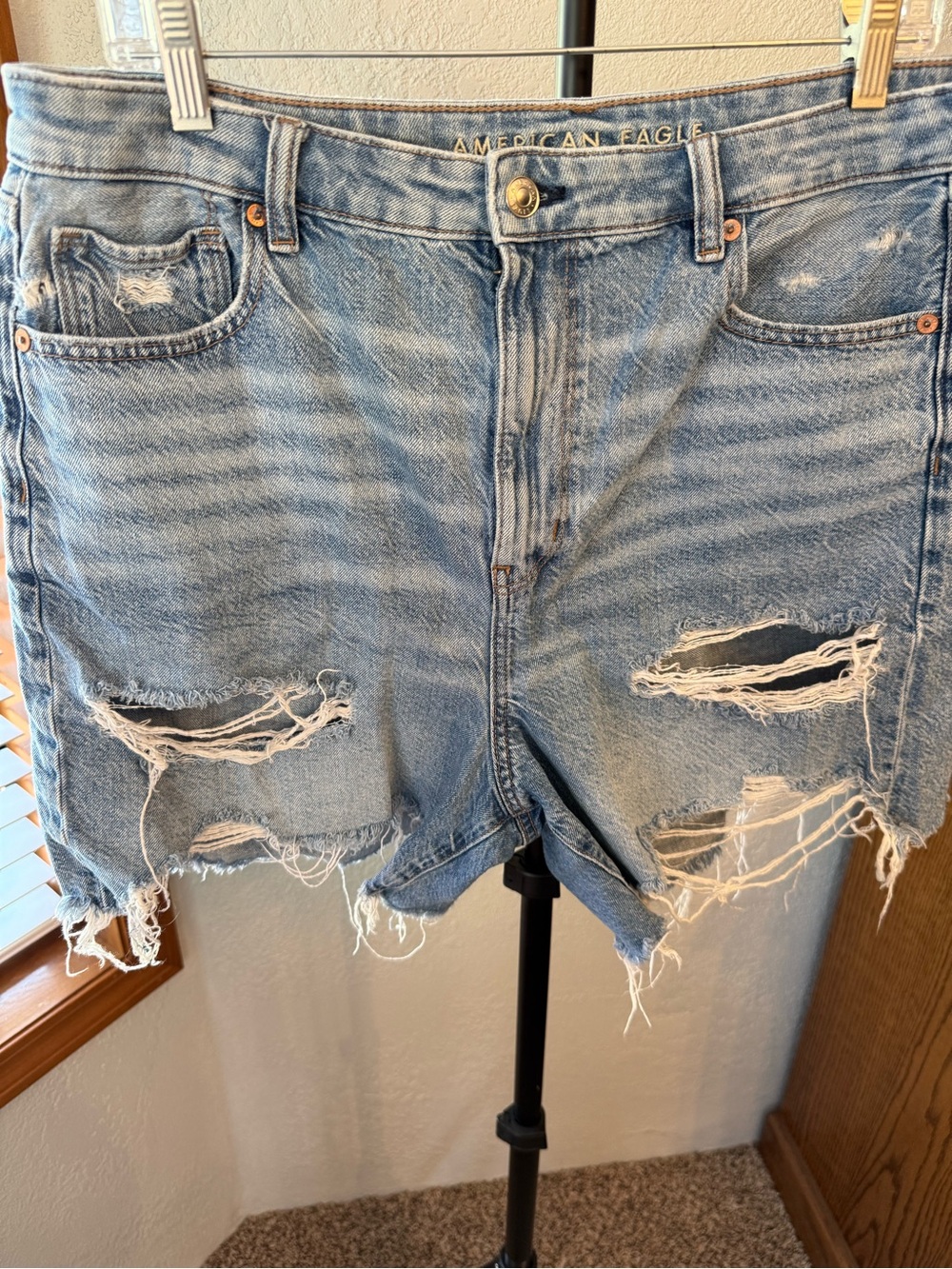 American Eagle women’s Baggy Mom Short, High-Rise Distressed Denim. Size 14 - Picture 4 of 6
